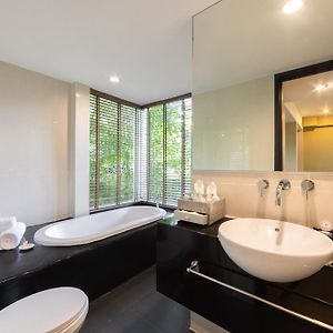 Riverside Suite Bathtub 24 hours of Room